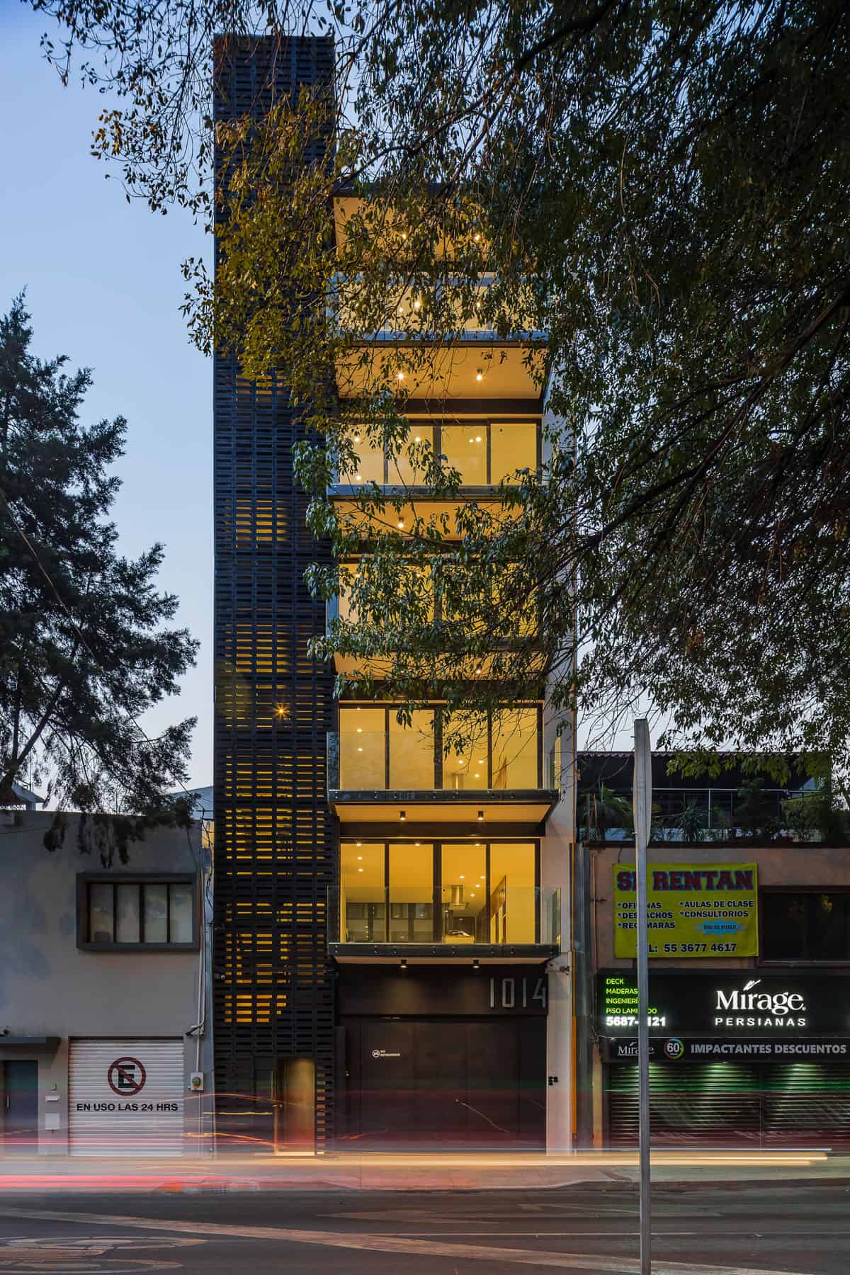 A building seeking for answers to the complex urban development process of Mexico City