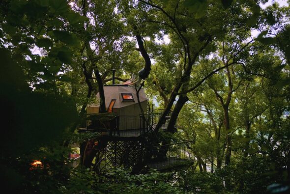 A treehouse at the Hoshino Risonare resort